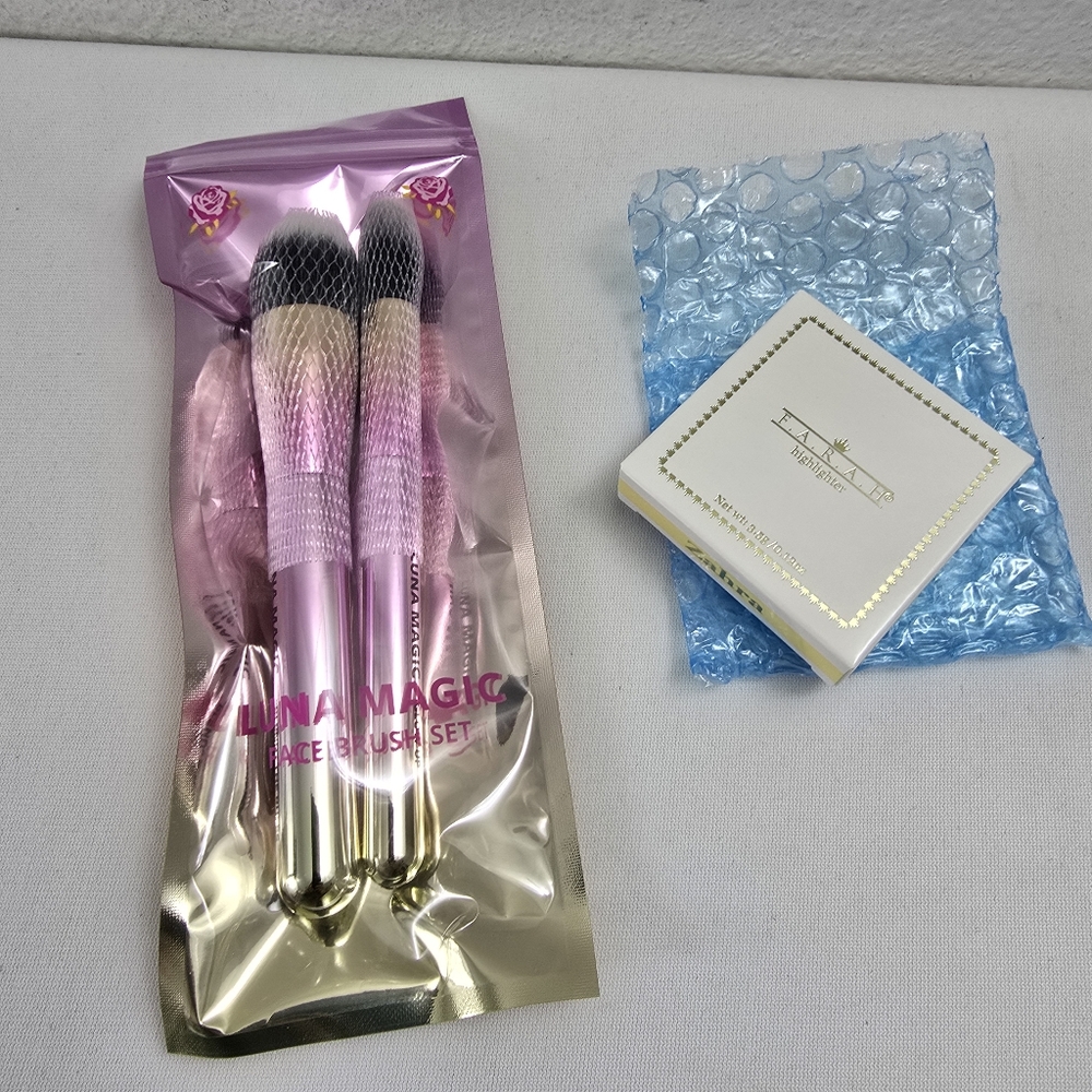 NIB F.A.R.A.H Highlighter in Zahra & LUNA MAGIC Brush Set